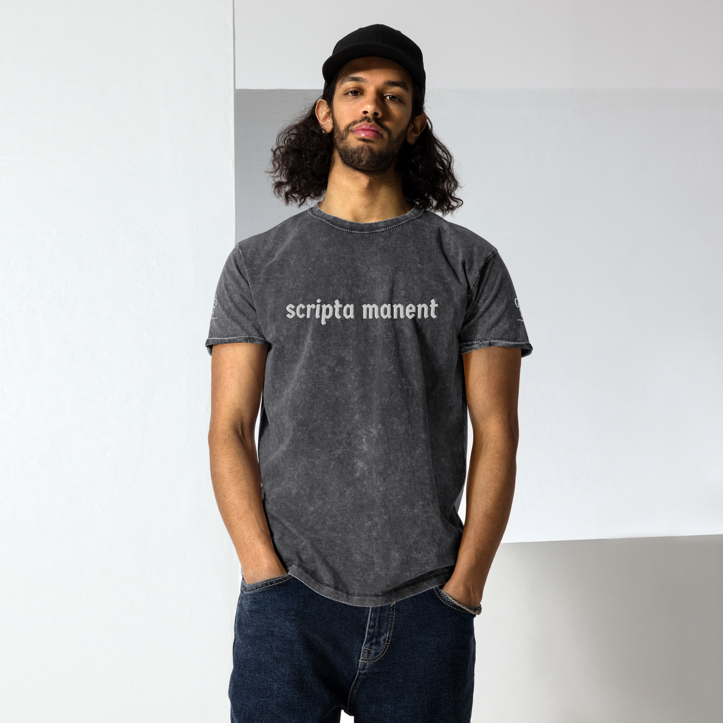 Denim-T-Shirt „Scripta manent“ – von GutenbergsSoehne.de