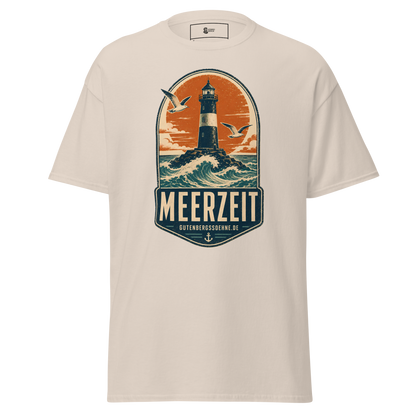 Nostalgisches Meerzeit-Motiv auf klassischem Baumwoll-T-Shirt