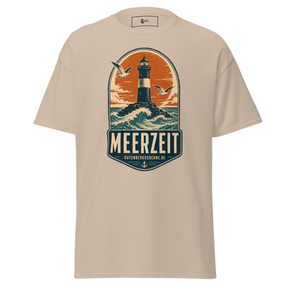 Nostalgisches Meerzeit-Motiv auf klassischem Baumwoll-T-Shirt
