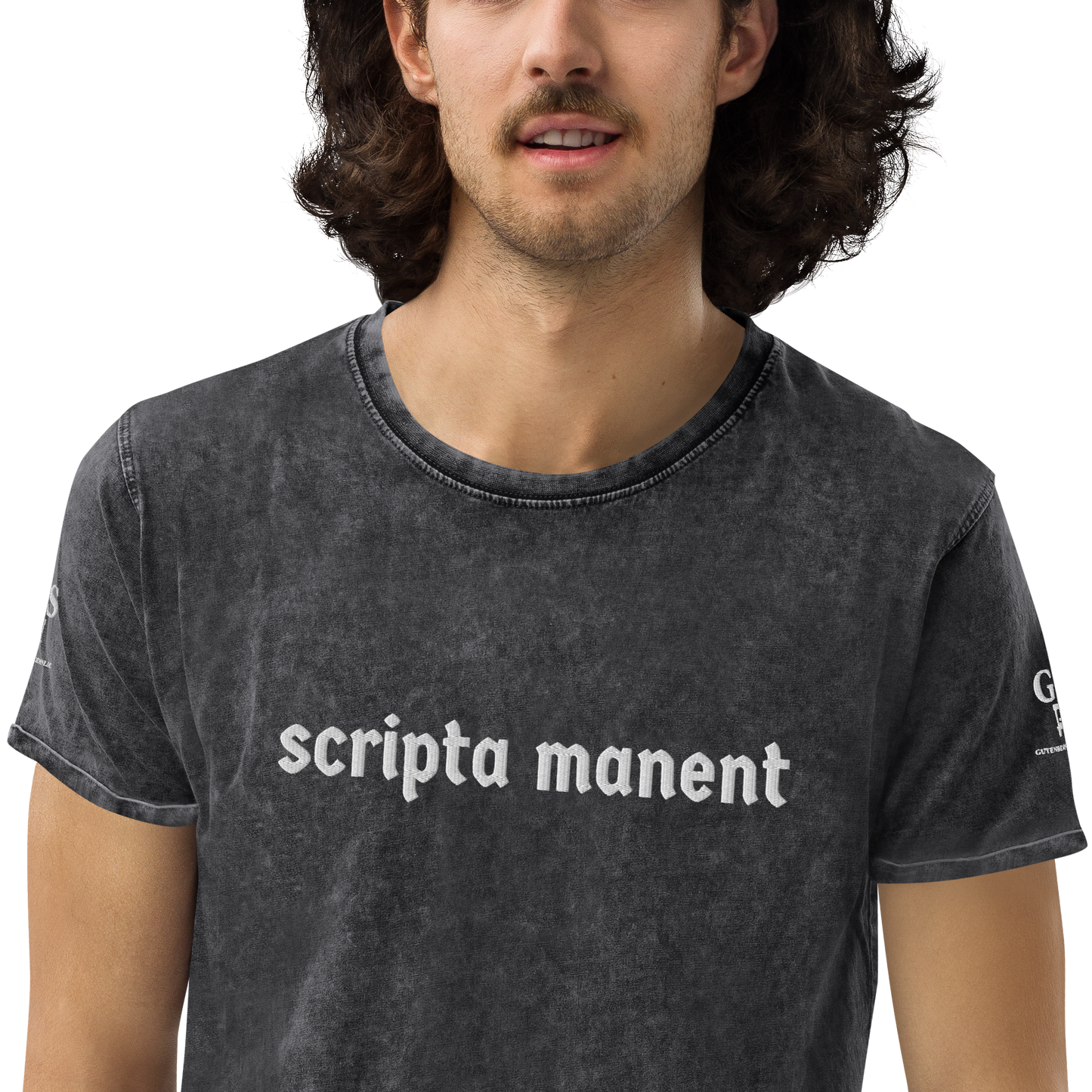 Denim-T-Shirt „Scripta manent“ – von GutenbergsSoehne.de