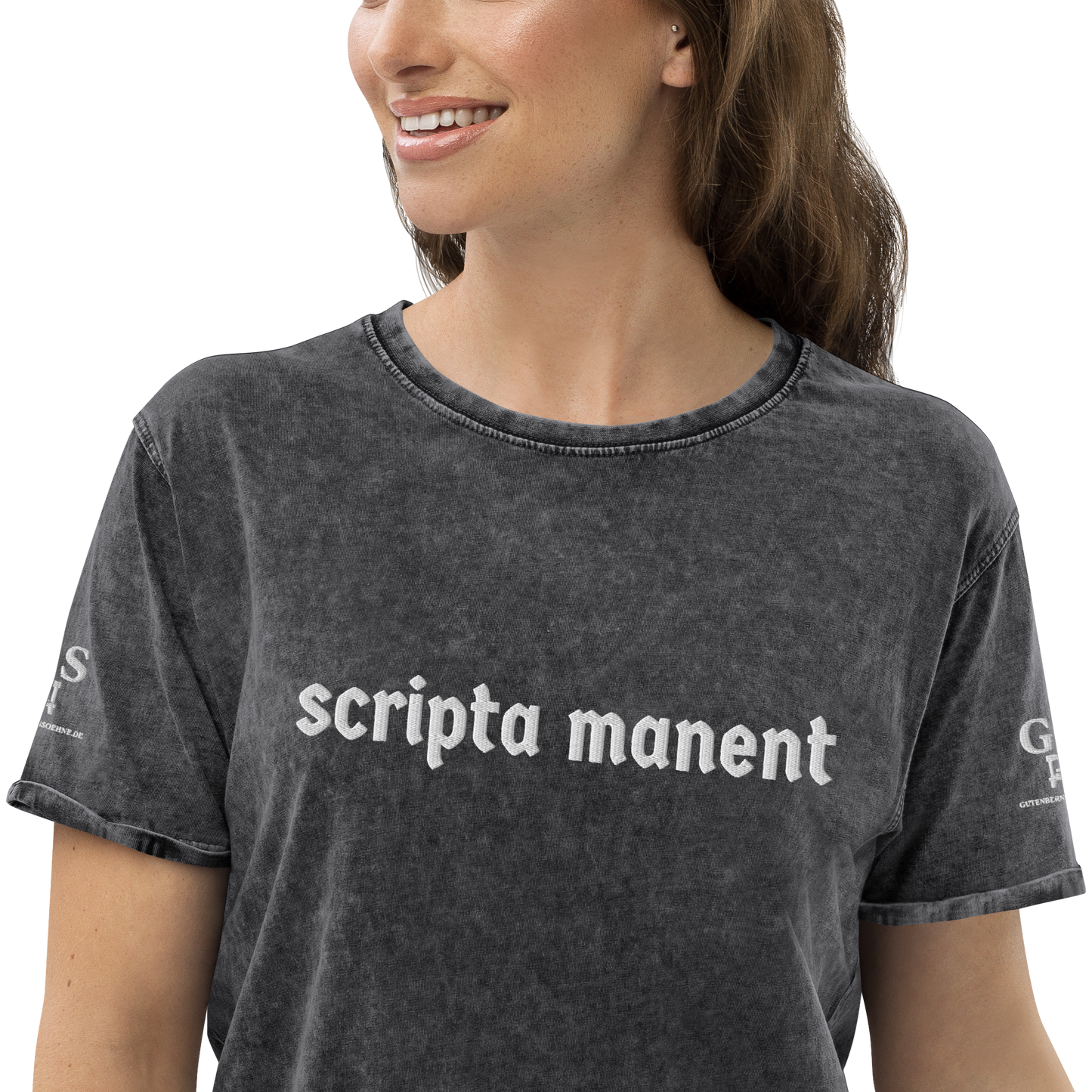 Denim-T-Shirt „Scripta manent“ – von GutenbergsSoehne.de