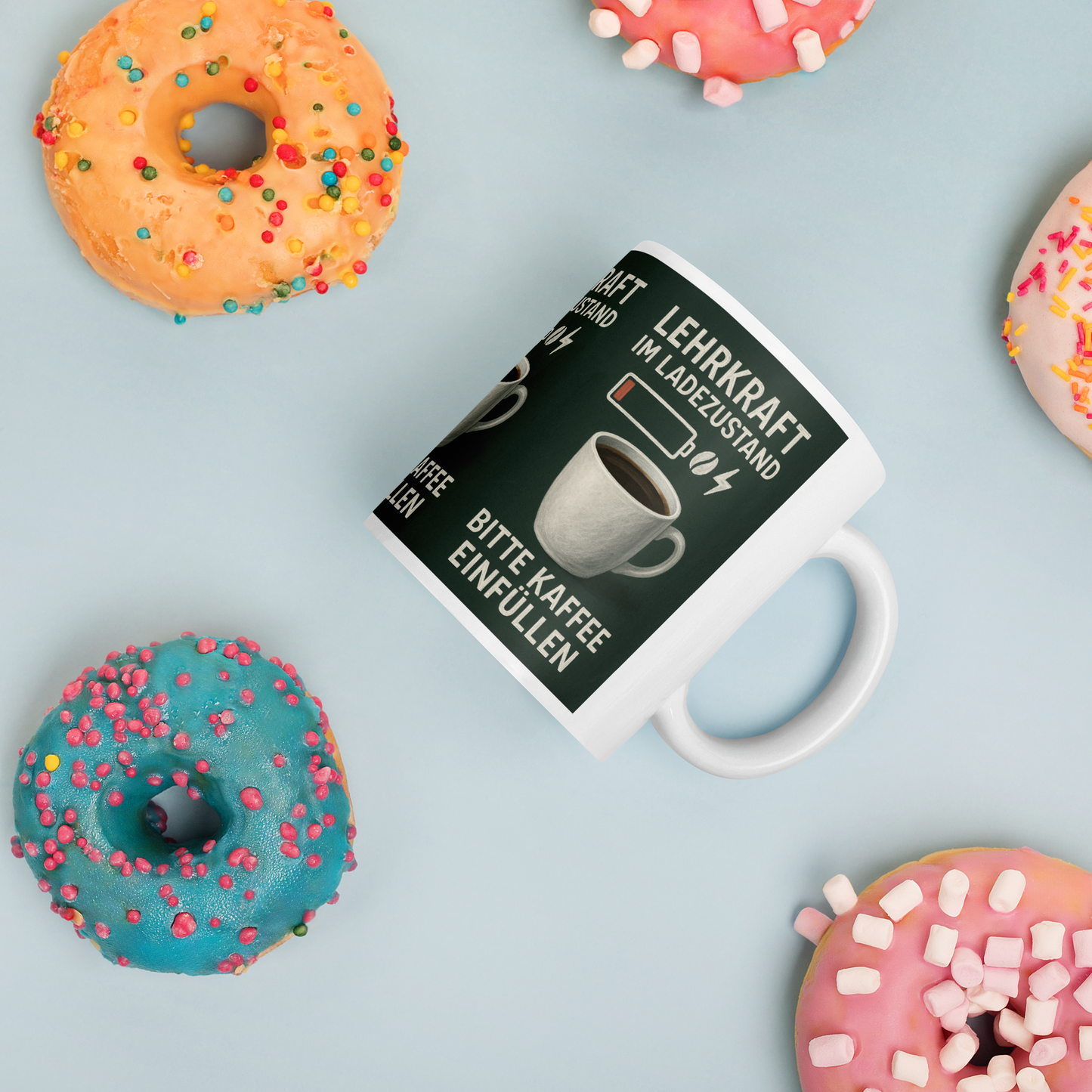 Weiße Tasse „Lehrkraft im Ladezustand“ – Humorvoller Schulstart für Lehrer:innen
