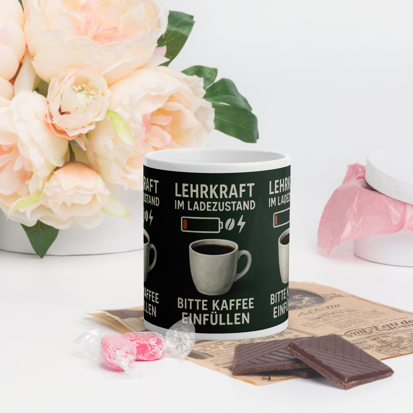 Weiße Tasse „Lehrkraft im Ladezustand“ – Humorvoller Schulstart für Lehrer:innen