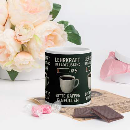 Weiße Tasse „Lehrkraft im Ladezustand“ – Humorvoller Schulstart für Lehrer:innen