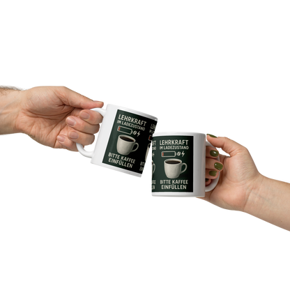Weiße Tasse „Lehrkraft im Ladezustand“ – Humorvoller Schulstart für Lehrer:innen