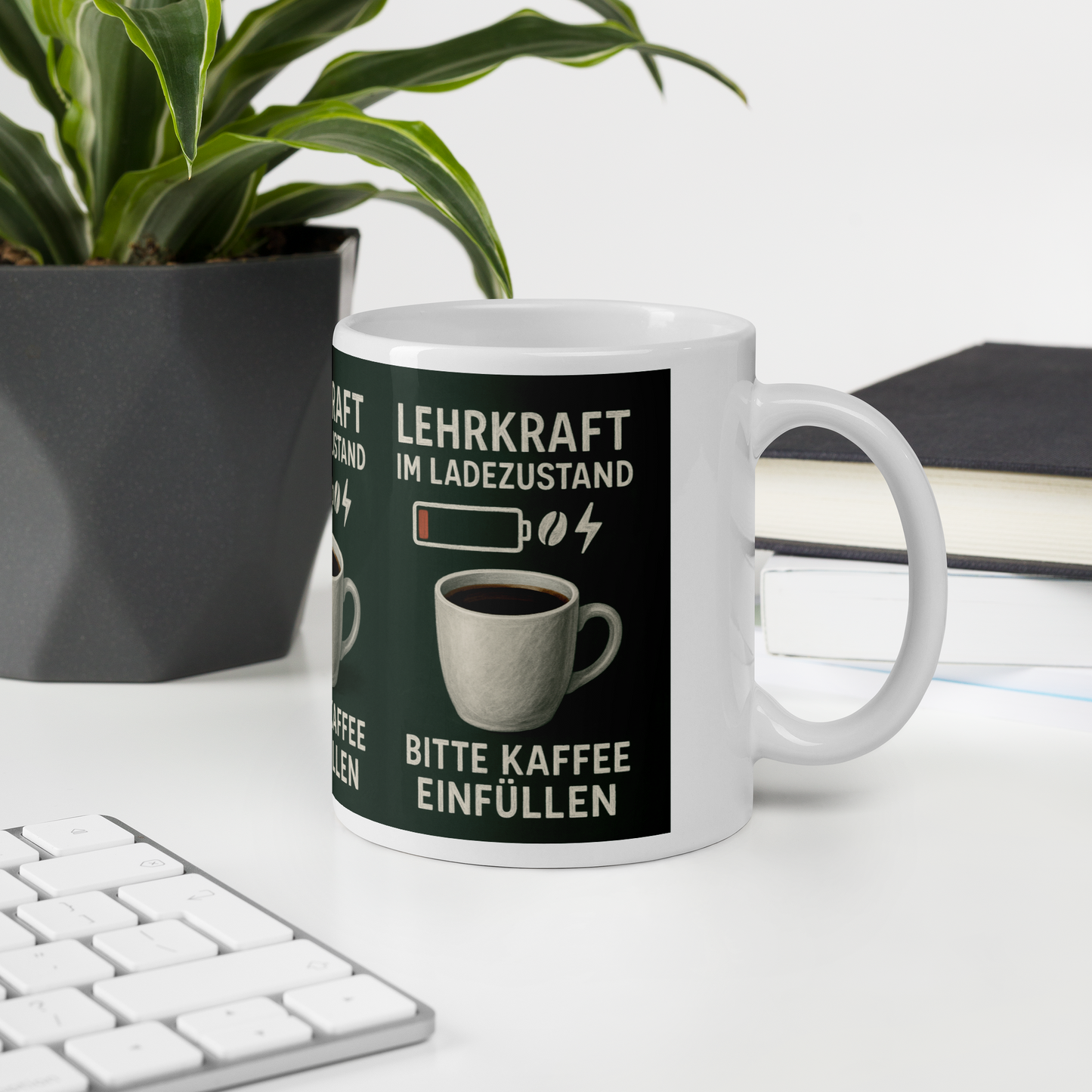 Weiße Tasse „Lehrkraft im Ladezustand“ – Humorvoller Schulstart für Lehrer:innen