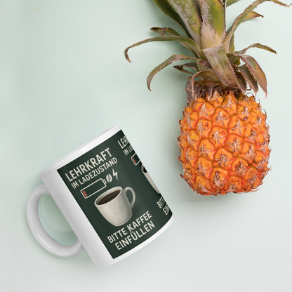 Weiße Tasse „Lehrkraft im Ladezustand“ – Humorvoller Schulstart für Lehrer:innen